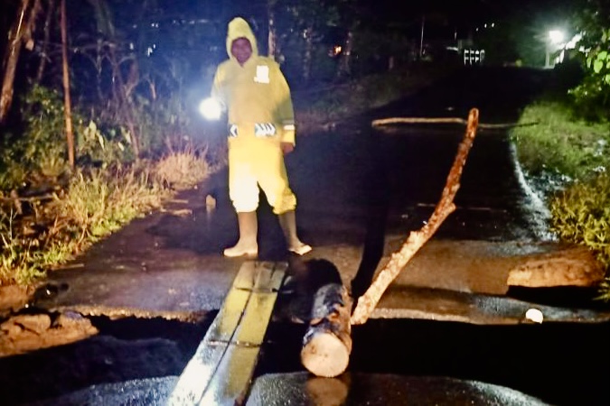 Hujan Deras Sebabkan Jalan Antar Kecamatan di Trenggalek Ambles Tergerus Banjir
