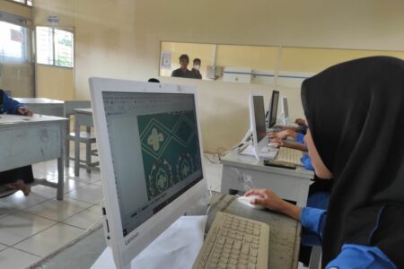 Berkolaborasi Dengan Perancang Busana, Tiga SMK di Padang Produksi Seragam Batik