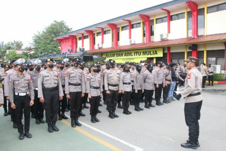 Tersebar di Seluruh Gereja dan Tempat Wisata, Ratusan Personil Polresta Batam Siap Amankan Natal dan Tahun Baru