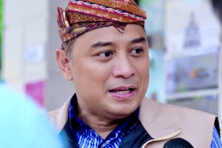 Wali Kota Surabaya Minta Pegawai Pemkot Tak Korupsi Waktu Saat Beri Pelayanan