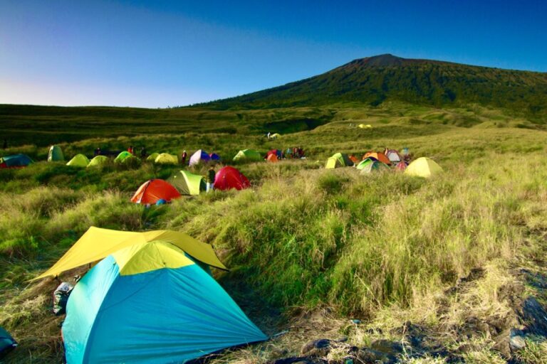 Mulai Januari Hingga Maret 2023, KLHK Tutup Jalur Pendakian Gunung Rinjani Salah satu area perkemahan di Gunung Rinjani, Lombok. (Foto: Koes Nadi, unsplash)