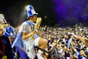 Bersama Ribuan Suporter, Messi dan Timnas Argentina Pawai Trofi Piala Dunia di Buenos Aires