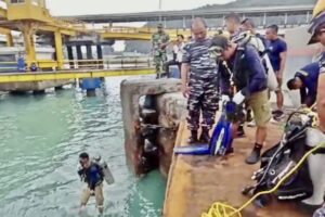 Tim Gabungan Evakuasi Truk Semen yang Terjebur ke Laut di Dermaga 5 Merak