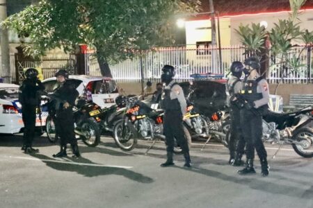 Polres Pelabuhan Tanjung Perak Patroli Skala Besar Basmi Gangster di Surabaya