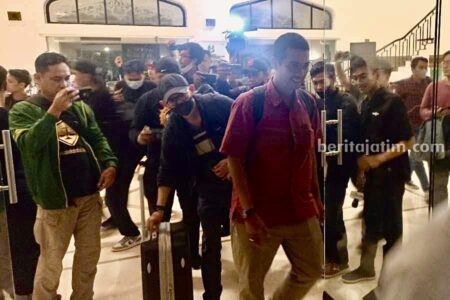 Usai Geledah Ruangan Sekdaprov Jatim, Penyidik KPK Bawa 3 Koper Hitam