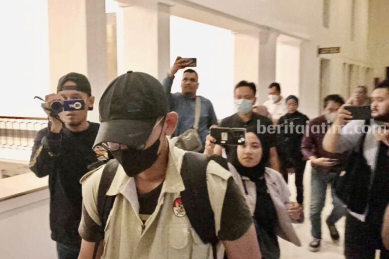 Khofifah dan Emil Dardak Tak Berada di Lokasi Saat KPK Geledah Kantor Pemprov Jatim
