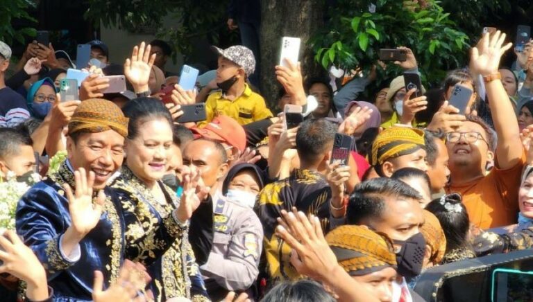 Ribuan Warga Hadiri Kirab Kaesang-Erina, Jokowi: Maturnuwun