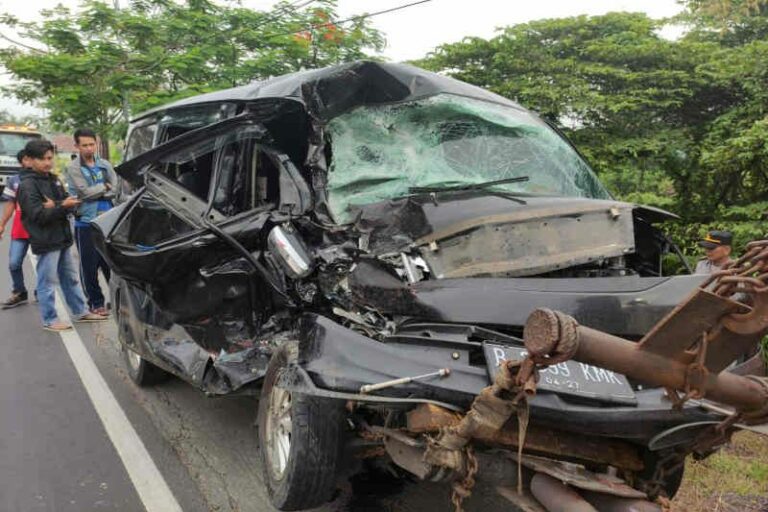 Satu Orang Meninggal Akibat Kecelakaan Minibus dan Truk Box di Ruas Jalan Umum Cirebon