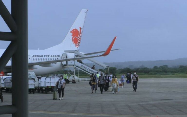 Cuaca Ekstrim Sebabkab Ratusan Penumpang Wings dan Nam Air di NTT Tunda Keberangkatan