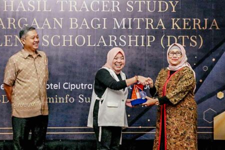 Stikosa-AWS Raih Penghargaan Mitra Kerja Terbaik DTS 2022 BPSDMP Komnifo Surabaya