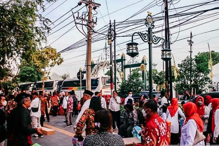Jokowi Ngunduh Mantu, Ribuan Relawan Berdoa untuk Pernikahan Kaesang Sejumlah relawan Jokowi berkumpul di kawasan Pura Mangkunegaran, Solo (foto: Antara)