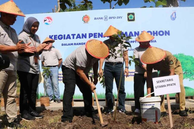 Dorong Green Economy, PPATK Tanam Seribu Pohon Alpukat