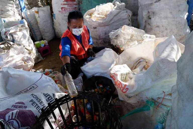 Perempuan dalam Lingkaran Daur Ulang Sampah Plastik