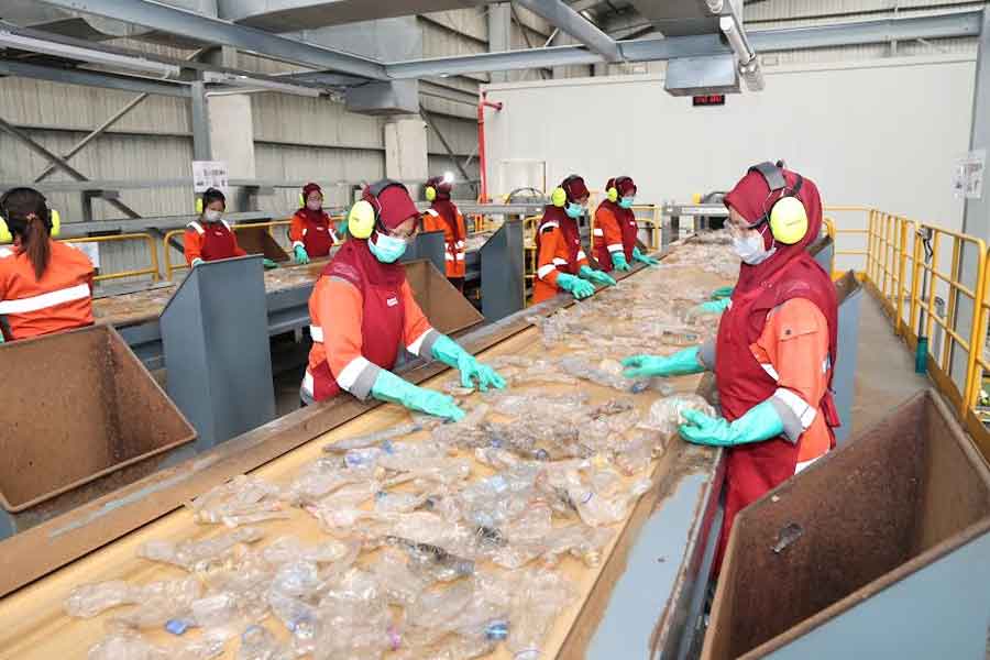 Proses Pemilahan plastik di PT Veolia Foto Dok Veolia (foto: Titik Kartitiani, pilar.id)
