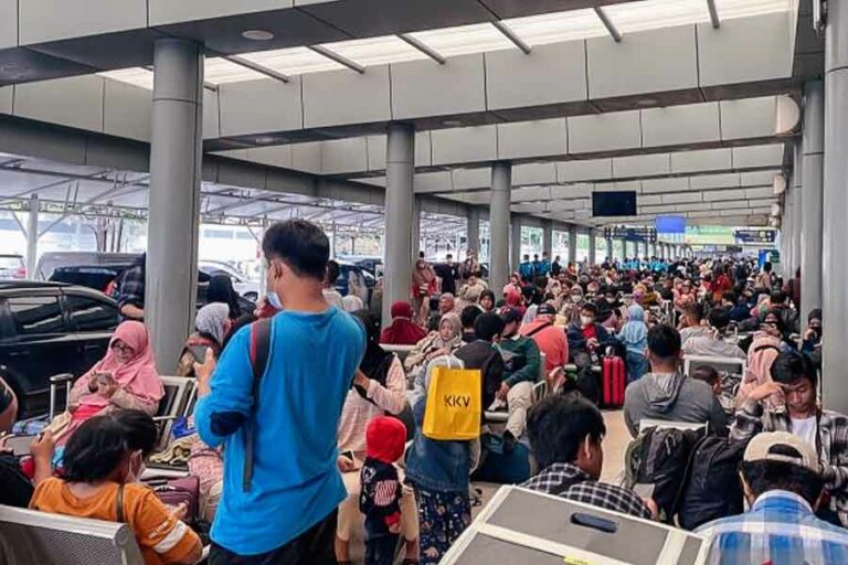 Libur Natal dan Tahun Baru, Stasiun Pasar Senen Dipadati Calon Penumpang