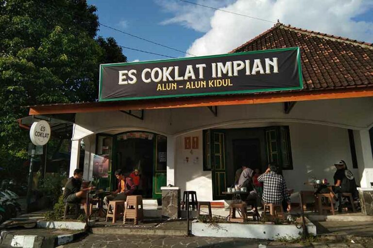 Menikmati Kesegaran Es Coklat Impian, Minuman Viral Murmer di Yogyakarta