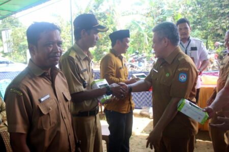 Kendalikan Inflasi Daerah, Kuburaya Serahkan Bantuan Benih Cabai di Delapan Desa di Sungai Ambawang