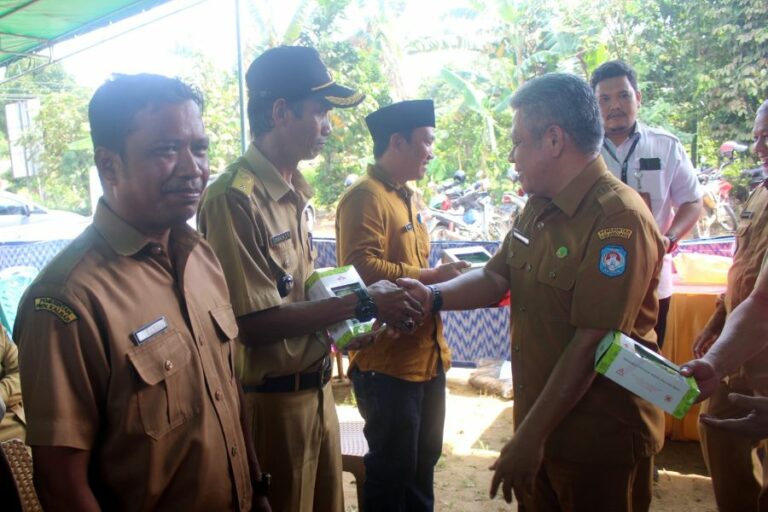 Kendalikan Inflasi Daerah, Kuburaya Serahkan Bantuan Benih Cabai di Delapan Desa di Sungai Ambawang