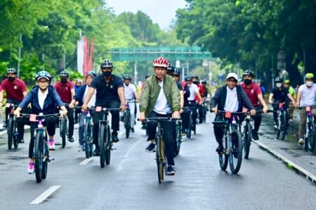 Presiden Jokowi Bersepeda ke Bundaran HI Buka Keketuaan ASEAN 2023