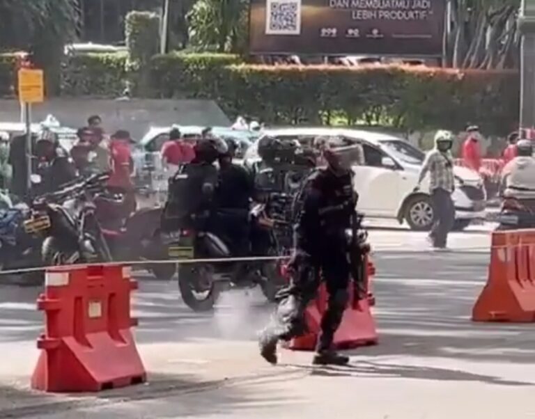 Gas Air Mata Sambut Semifinal Laga Piala AFF Timnas Indonesia Vs Vietnam, Brimob Tenteng Senjata, Bus Vietnam Berhenti Gas air mata diduga meletup jelang laga Timnas Indonesia Vs Vietnam di Piala AFF (DOK: Instagram@undercover)