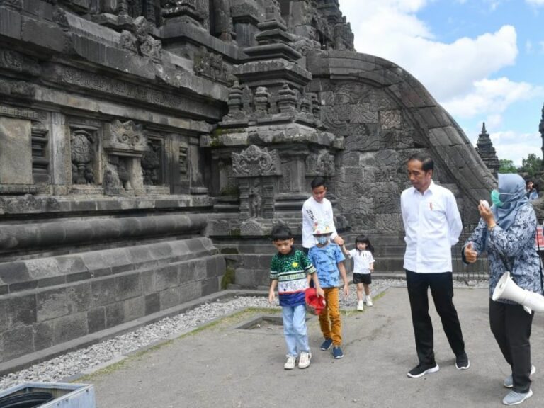 Lakukan Wisata Edukasi, Presiden Ajak Cucu dan Keluarga ke Candi Prambanan