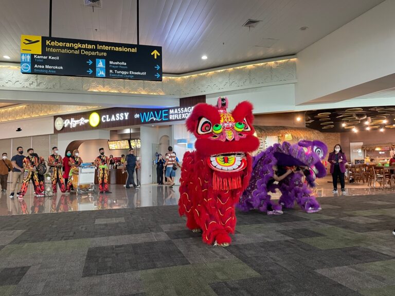 Pertunjukan Barongsai di Bandara Ahmad Yani Semarang Meriahkan Imlek 2023 Barongsai