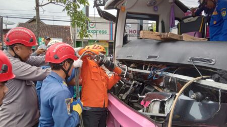 Bus Rombongan Ziarah dari Jepara Angkut 50 Penumpang Kecelakaan di Magelang Basarnas