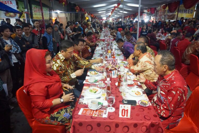 Tradisi Imlek di Kota Semarang ada Tok Panjang, Meja Sepanjang 200 Meter Penuh Hidangan Untuk Makan Bersama Semua Etnis Agama