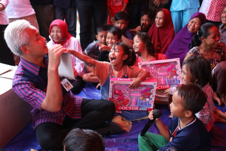 Ganjar Duduk Bareng Warga Pekalongan di Tenda Pengungsian