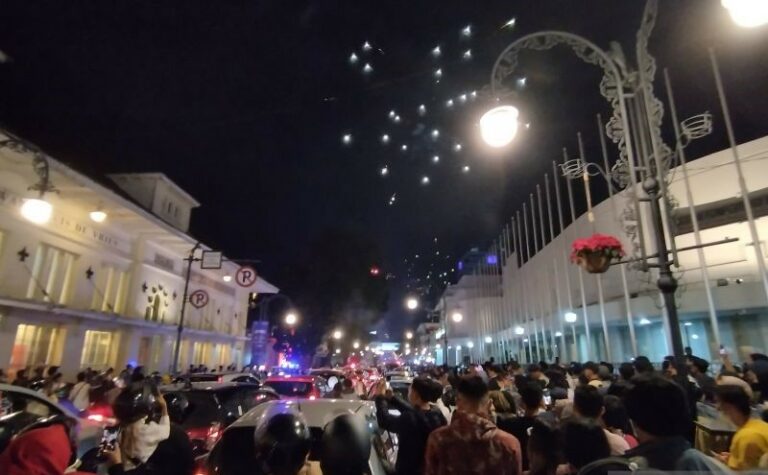 Macet Total Saat Malam Pergantian Tahun, Jalan Asia Afrika Bandung Ditutup Sementara