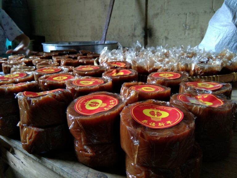 Harus Bersabar, Panjangnya Proses Pembuatan Kue Keranjang di Tukangan