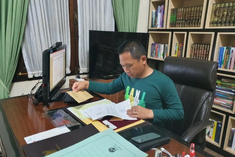 Bupati Lumajang Kaget Dapat Surat Tilang, Ternyata Motornya Dipakai Orang Lain Tanpa Helm Bupati Lumajang Thoriqul Haq