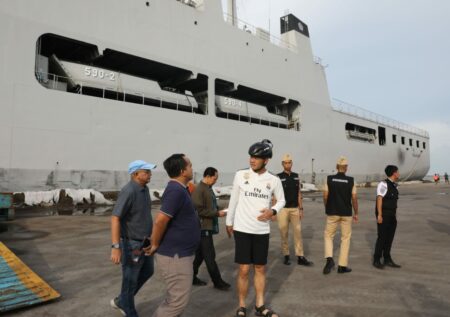 Cuaca Buruk, Kapal Perang Dikerahkan Kirim Logistik ke Karimunjawa Ganjar Pranowo
