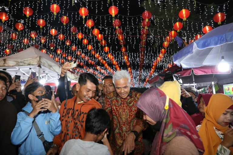 Kemeriahan Malam Imlek Kelenteng Tien Kok Sie Solo, Ganjar Pranowo: Ramainya Minta Ampun Kelenteng Tien Kok Sie