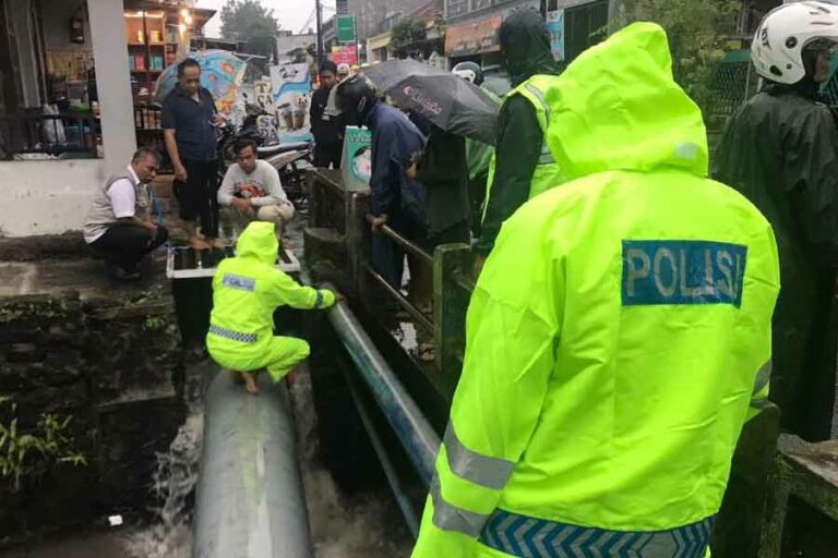 Raih Sendal Malah Tercebur, Anak 8 tahun Hanyut di Saluran Air Singosari