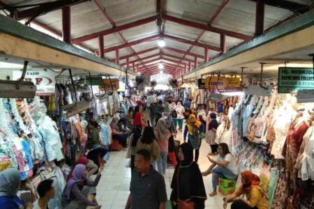 Membludak, 15 Ribu Wisatawan Padati Pasar Beringharjo