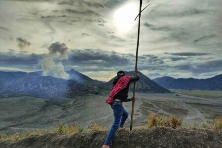 Bukit Mentigen dan Sore yang Nyaris tak Bergerak