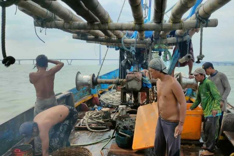 Lakukan Ilegal Fishing, 8 Perahu dan ABK Diamankan Ditpolairud Polda Jatim