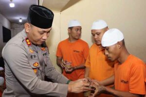 Polres Tulungagung Bagikan Peci dan Siraman Rohani untuk Tahanan Rutan Polres