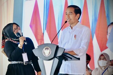 Serahkan KUR, Presiden Jokowi: Jangan Tergesa-Gesa Beli Mobil foto pilar id