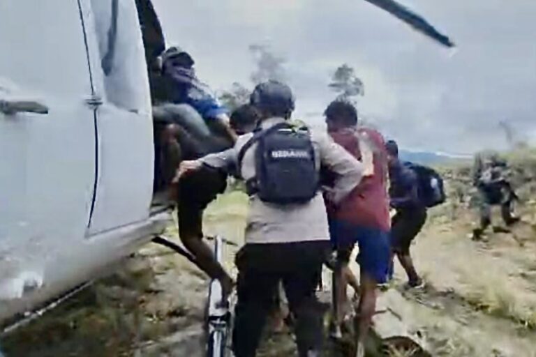 Tim Gabungan TNI-Polri Berhasil Selamatkan 5 Penumpang Susi Air yang Disandera KKB