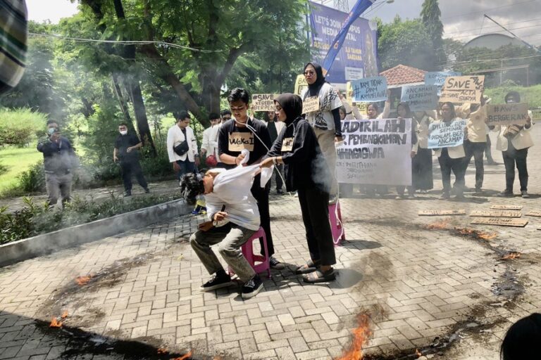 Mahasiswa Stikosa-AWS Gelar Demonstrasi Tolak Pembekuan LPM Acta Surya dan Pemberian Nilai E