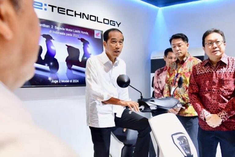 Presiden Jokowi Minta Industri Otomotif Beralih ke Kendaraan Listrik