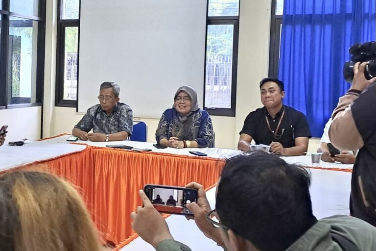 Beri Nilai E ke Mahasiswa, Ketua Stikosa-AWS: Bentuk Pembinaan Mental dan Moral