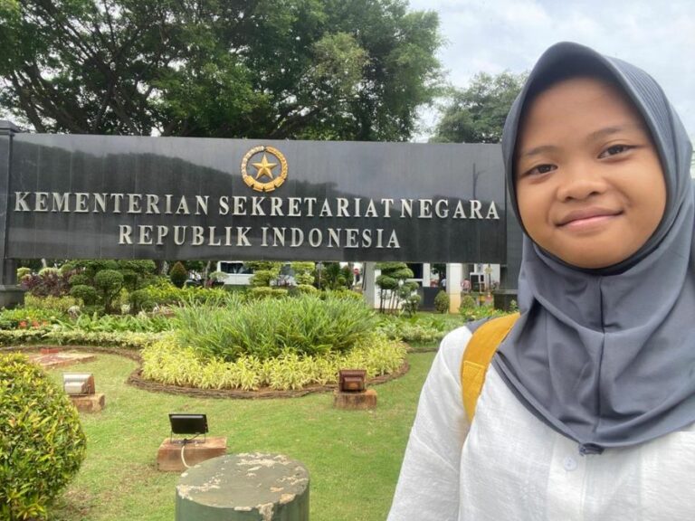 Aktivis Lingkungan Muda, Aeshnina Kirim Surat ke Jokowi demi Wujudkan Kantin Sehat di Sekolah