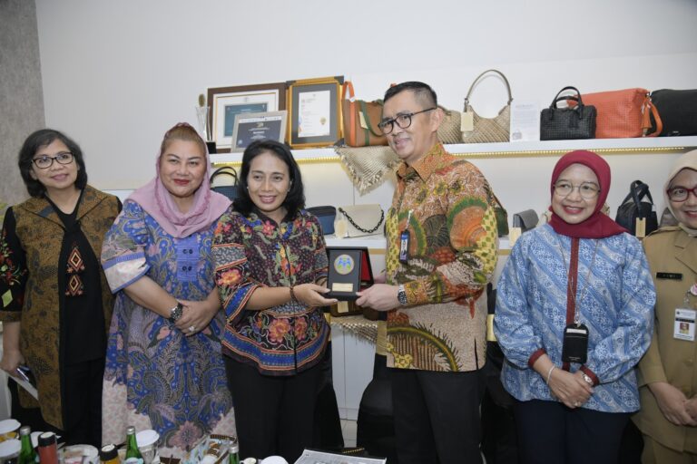 Menteri PPPA Bangga Produk Rorokenes, Ini Sejarah Godybag Karung Goni Syanaz Disejajarkan dengan Louis Vuitton, Chanel, Gucci