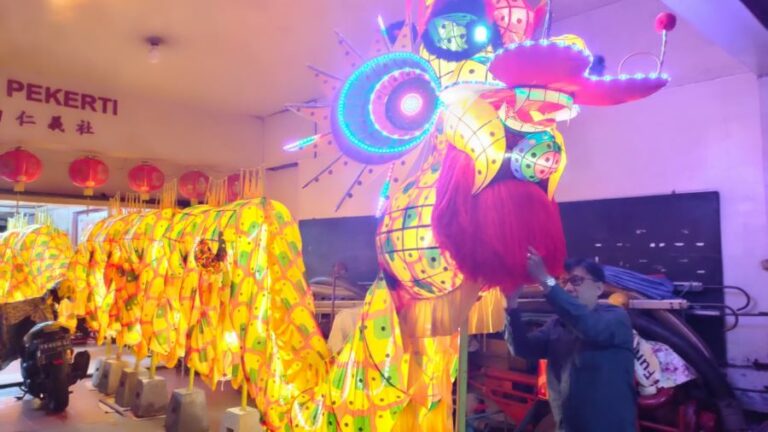 Naga Sepanjang 68 Meter Meriahkan Cap Go Meh di Pontianak