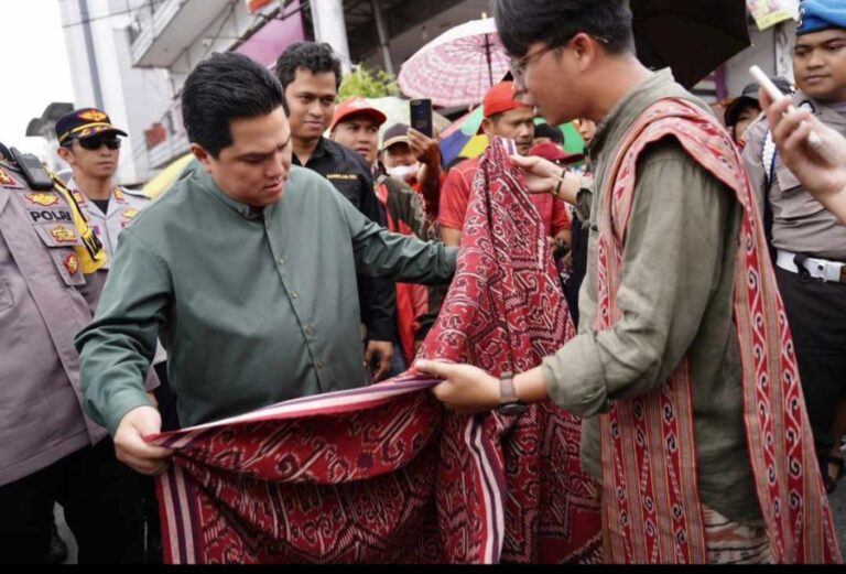 Bangga dengan Budaya Bangsa, Konten Kreator Putra Tarigas Ajak Erick Thohir Gunakan Kain Khas Kalbar