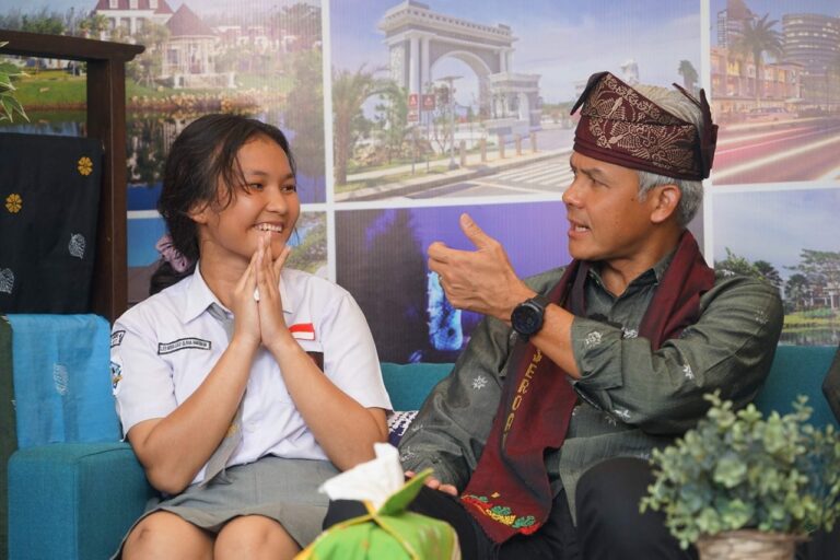 Senangnya Olivia Siswa SMA Medan dapat Hadiah Laptop Ganjar