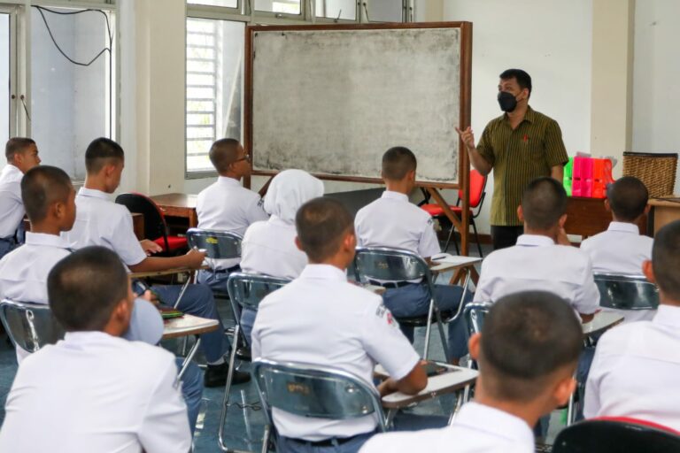 Ganjar Cari 754 Siswa Miskin Sekolah Gratis di SMKN Jateng, Ini Link Daftar Onlinenya